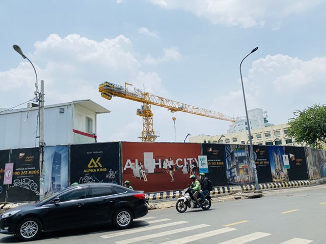 Trước đ&acirc;y, Dự &aacute;n n&agrave;y c&oacute; t&ecirc;n l&agrave; Ng&acirc;n B&igrave;nh Golden Hill Complex, do C&ocirc;ng ty TNHH Đầu tư v&agrave; X&acirc;y dựng Ng&acirc;n B&igrave;nh l&agrave;m chủ đầu tư. Đến th&aacute;ng 4/2017, Ng&acirc;n B&igrave;nh s&aacute;p nhập v&agrave;o C&ocirc;ng ty CP Đầu tư Golden Hill.