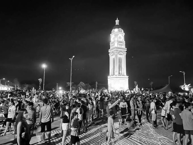 H&agrave;ng ng&agrave;n người d&acirc;n, du kh&aacute;ch đ&atilde; đến với Danko Square tại Danko Avenue.