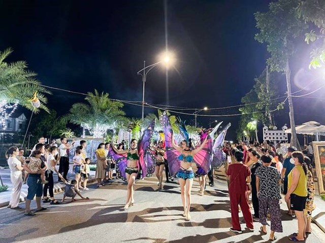 Những vũ c&ocirc;ng carnival đầy m&agrave;u sắc.