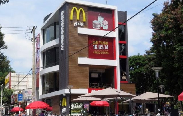 McDonald&rsquo;s, nh&agrave; h&agrave;ng tại Bến Th&agrave;nh gồm ba tầng mở cửa suốt 24 giờ, được x&acirc;y dựng với tổng diện t&iacute;ch gần 660 m2, sức chứa khoảng 260 chỗ ngồi.