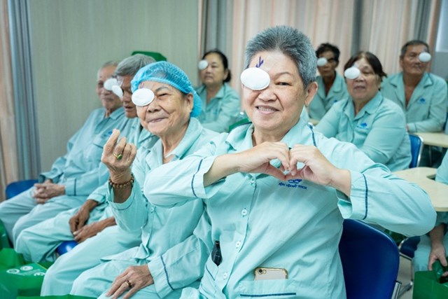 Cũng trong s&aacute;ng 02/4/2025, 100 bệnh nh&acirc;n c&oacute; ho&agrave;n cảnh kh&oacute; khăn ở TP.HCM v&agrave; c&aacute;c tỉnh l&acirc;n cận đ&atilde; c&oacute; mặt tại Bệnh viện Mắt TP.HCM từ s&aacute;ng sớm để thực hiện phẫu thuật mắt miễn ph&iacute;