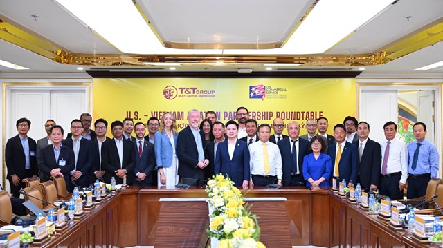 C&aacute;c đại biểu chụp ảnh lưu niệm tại buổi tọa đ&agrave;m.