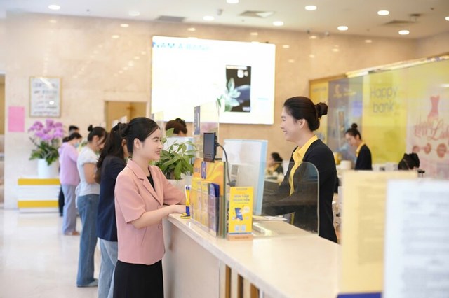 Kh&aacute;ch h&agrave;ng giao dịch tại Nam A Bank