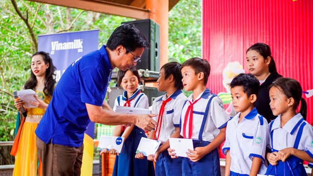 &Ocirc;ng L&ecirc; Ho&agrave;ng Minh, Gi&aacute;m đốc Điều h&agrave;nh sản xuất Vinamilk, trao học bổng cho học sinh kh&oacute; khăn tại x&atilde; Đất Mũi, tỉnh C&agrave; Mau nh&acirc;n dịp trung thu&nbsp;