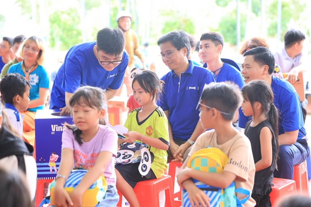 Nh&acirc;n vi&ecirc;n Vinamilk đ&atilde; chung tay tổ chức cho c&aacute;c em tại x&atilde; Đất Mũi (C&agrave; Mau) một trung thu vui tươi, ấm &aacute;p&nbsp;