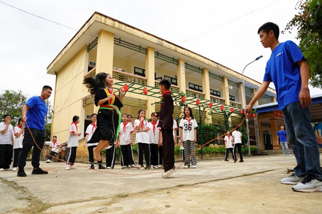 Kh&ocirc;ng chỉ mang đến sữa, đo&agrave;n nh&acirc;n vi&ecirc;n Vinamilk c&ograve;n vui chơi c&ugrave;ng c&aacute;c em nhằm tạo niềm vui, động vi&ecirc;n c&aacute;c em về lại cuộc sống thường ng&agrave;y sau những ng&agrave;y b&atilde;o lũ&nbsp;&nbsp;