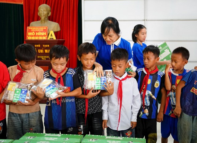 B&agrave; Nguyễn Thị Minh T&acirc;m&nbsp;- Gi&aacute;m đốc Chi nh&aacute;nh Vinamilk H&agrave; Nội, trao phần qu&agrave; của Vinamilk cho c&aacute;c b&eacute; ở x&oacute;m Trung Sơn, x&atilde; Quang Sơn, huyện Đồng Hỷ (tỉnh Th&aacute;i Nguy&ecirc;n)&nbsp;