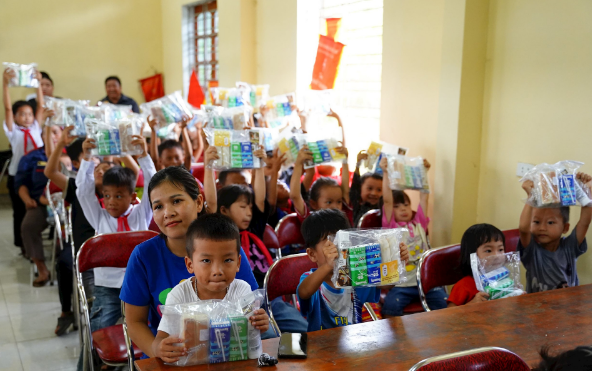 &nbsp;Trẻ nhỏ tại x&oacute;m Trung Sơn, x&atilde; Quang Sơn, huyện Đồng Hỷ (tỉnh Th&aacute;i Nguy&ecirc;n) c&oacute; một trung vui tươi hơn với c&aacute;c phần qu&agrave; của Vinamilk