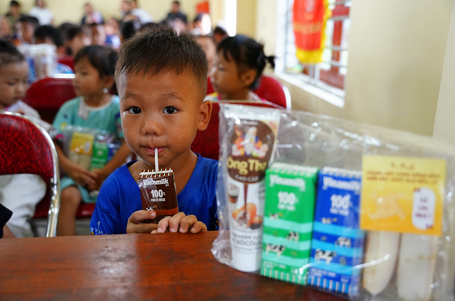 Sữa l&agrave; nguồn dinh dưỡng qu&yacute; gi&aacute; cho trẻ em v&ugrave;ng kh&oacute; khăn, đặc biệt sau b&atilde;o lũ&nbsp;&nbsp;