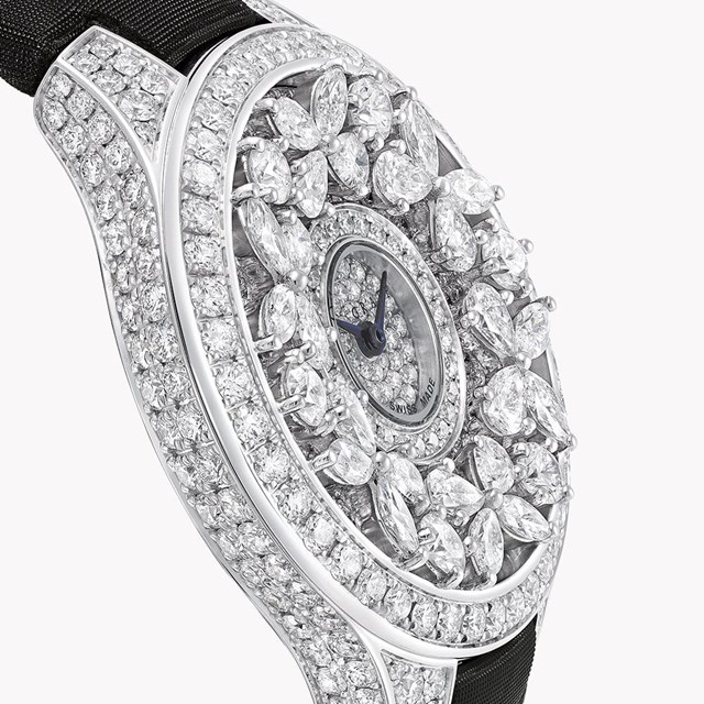 Chiếc đồ hồ với vỏ v&agrave;ng trắng nạm k&iacute;n kim cương, kết hợp d&acirc;y satin đen sang trọng. Ảnh: Graff