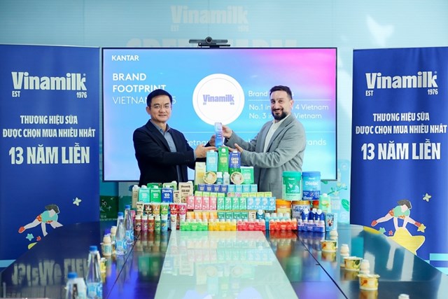 &Ocirc;ng Nguyễn Quang Tr&iacute; (b&ecirc;n tr&aacute;i) đại diện Vinamilk đ&oacute;n nhận danh hiệu Thương hiệu sữa được chọn mua nhiều nhất năm thứ 13 li&ecirc;n tiếp (Ảnh: Nguy&ecirc;n Phương)