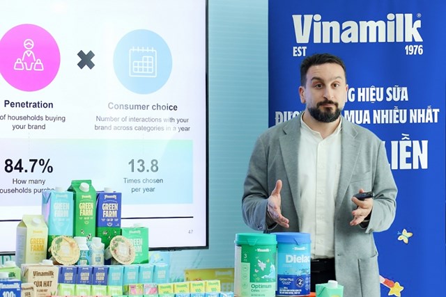 &Ocirc;ng Peter Christou - Tổng gi&aacute;m đốc Kantar Vietnam, Worldpanel Division - chia sẻ về kết quả của b&aacute;o c&aacute;o Dấu ch&acirc;n thương hiệu (Ảnh: Nguy&ecirc;n Phương).
