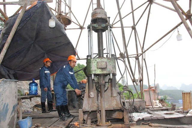 Khoan thăm d&ograve; kho&aacute;ng sản l&agrave; một trong những nghiệp vụ ch&iacute;nh của VBG. (Ảnh:VBG)