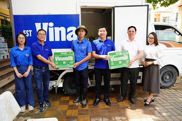 Vinamilk ưu ti&ecirc;n hỗ trợ sản phẩm dinh dưỡng cho c&aacute;c em học sinh. Tiếp nối, c&ocirc;ng ty cũng đang thực hiện th&ecirc;m chương tr&igrave;nh "Vượt thi&ecirc;n tai - Tiếp bước tương lai" c&ugrave;ng với Trung ương Đo&agrave;n TNCS Hồ Ch&iacute; Minh. Dự kiến, c&oacute; th&ecirc;m 3 tỷ đồng gi&aacute; trị sản phẩm dinh dưỡng được ủng hộ bởi cộng đồng v&agrave; c&aacute;n bộ c&ocirc;ng nh&acirc;n vi&ecirc;n Vinamilk; v&agrave; đối ứng th&ecirc;m 3 tỷ đồng sản phẩm từ Vinamilk đ&oacute;ng g&oacute;p th&ecirc;m. Tất cả tiếp tục được trao cho trẻ em, sinh vi&ecirc;n c&oacute; ho&agrave;n cảnh kh&oacute; khăn tr&ecirc;n địa b&agrave;n c&aacute;c tỉnh bị ảnh hưởng b&atilde;o lũ.