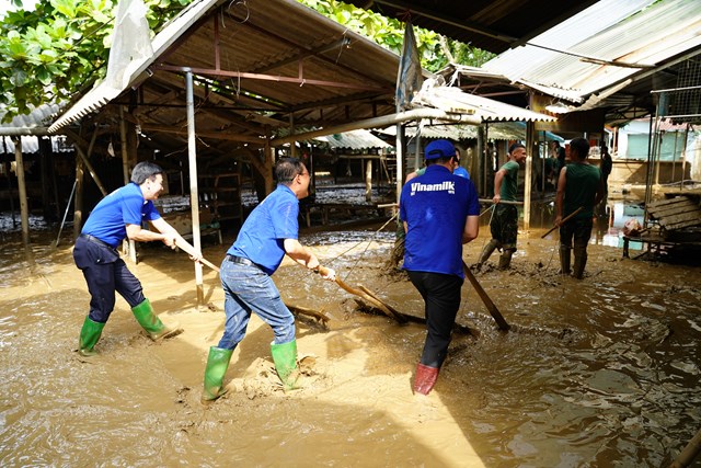 &ldquo;Đến tận những nơi bị ảnh hưởng bởi b&atilde;o lũ mới cảm thấy được sự t&agrave;n ph&aacute; nặng nề của thi&ecirc;n tai v&agrave; mất m&aacute;t của b&agrave; con. Nhưng cũng trong ho&agrave;n cảnh kh&oacute; khăn ấy, mới thấy t&igrave;nh người cũng thật ấm &aacute;p. Tham gia hỗ trợ người d&acirc;n v&ugrave;ng b&atilde;o lũ, c&aacute; nh&acirc;n t&ocirc;i v&agrave; anh chị em đồng nghiệp c&agrave;ng mong muốn được g&oacute;p sức nhiều hơn với những hoạt động cộng đồng của c&ocirc;ng ty&rdquo;, anh Tạ Xu&acirc;n Tuấn, Gi&aacute;m đốc kinh doanh miền Bắc, Vinamilk, chia sẻ.