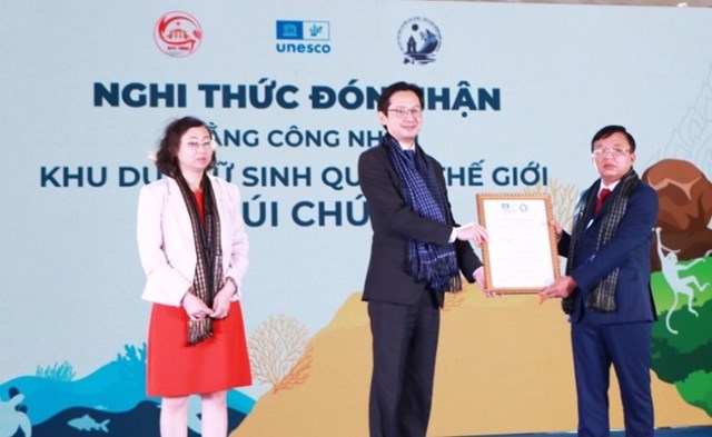Đại diện UNESCO trao Bằng c&ocirc;ng nhận Khu dự trữ sinh quyển thế giới N&uacute;i Ch&uacute;a cho đại diện tỉnh Ninh Thuận. &nbsp;