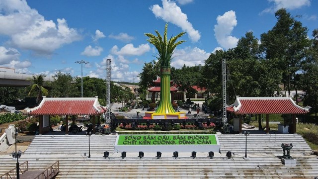 C&ocirc;ng tr&igrave;nh t&ocirc;n tạo Khu tưởng niệm nơi hy sinh của 16 thanh ni&ecirc;n xung phong (th&aacute;ng 9/1972) tại Bến ph&agrave; 2 Long Đại