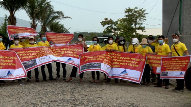 Ng&agrave;y 19/4, h&agrave;ng chục người d&acirc;n mang theo băng r&ocirc;n với nội dung: &ldquo;Y&ecirc;u cầu C&ocirc;ng ty Đất xanh Đ&ocirc;ng Nam Bộ v&agrave; C&ocirc;ng ty Sadaco Mỹ Xu&acirc;n b&agrave;n giao đất v&agrave; sổ dự &aacute;n Ph&uacute; Mỹ Gold City - Khu nh&agrave; ở Sadaco&rdquo; d&aacute;n l&ecirc;n xe &ocirc; t&ocirc; đậu trước cổng dự &aacute;n.