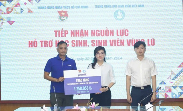 Đại diện Vinamilk trao tặng bảng tượng trưng hơn 1.258.000 sản phẩm (tương đương 6 tỷ đồng) cho đại diện Trung ương Đo&agrave;n TNCS Hồ Ch&iacute; Minh&nbsp;