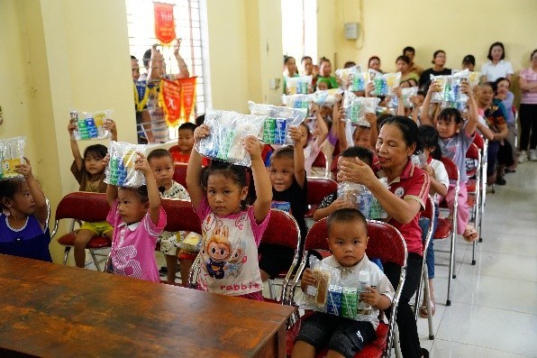 Vinamilk d&agrave;nh tặng nhiều sự hỗ trợ cho trẻ em tại c&aacute;c địa phương bị ảnh hưởng bởi thi&ecirc;n tai &nbsp;