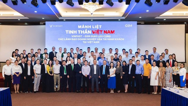 Đại diện Tập đo&agrave;n Vingroup, C&ocirc;ng ty VinFast v&agrave; C&ocirc;ng ty GSM trong buổi gặp mặt với c&aacute;c l&atilde;nh đạo doanh nghiệp vận tải h&agrave;nh kh&aacute;ch Việt Nam - bước tiếp theo trong chuỗi chương tr&igrave;nh M&atilde;nh liệt Tinh thần Việt Nam - V&igrave; tương lai Xanh do Tập đo&agrave;n Vingroup khởi xướng. &nbsp;