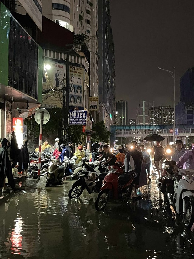 H&#224; Nội: &#212; t&#244; ngập trong &#39;biển nước&#39;, bảo hiểm kh&#244;ng chi trả nếu bất cẩn - Ảnh 4