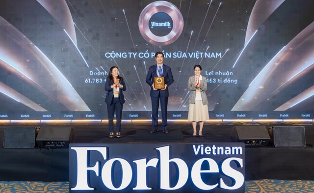 &Ocirc;ng Nguyễn Quốc Kh&aacute;nh - Gi&aacute;m đốc Điều h&agrave;nh Nghi&ecirc;n cứu v&agrave; Ph&aacute;t triển Vinamilk nhận vinh danh Top 50 C&ocirc;ng ty ni&ecirc;m yết tốt nhất Việt Nam - Ảnh: Forbes VN