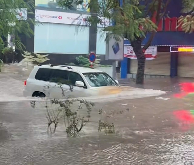 H&#224; Nội: &#212; t&#244; ngập trong &#39;biển nước&#39;, bảo hiểm kh&#244;ng chi trả nếu bất cẩn - Ảnh 8