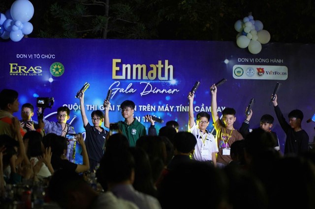 C&aacute;c em học sinh tham ra đ&ecirc;m Gala cuộc thi &ldquo;Giải to&aacute;n tr&ecirc;n m&aacute;y t&iacute;nh cầm tay &ndash; Enmath&rdquo; lần thứ 1.