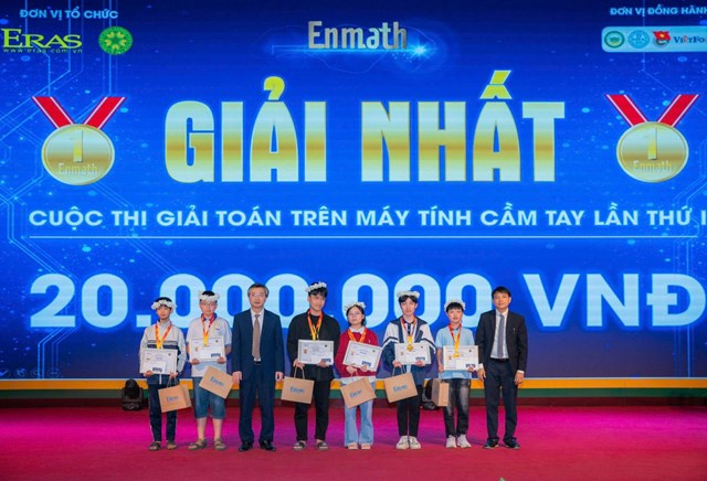 C&aacute;c em học sinh đạt giải nhất trong Cuộc thi &ldquo;Giải to&aacute;n tr&ecirc;n m&aacute;y t&iacute;nh cầm tay &ndash; Enmath&rdquo; lần thứ 1