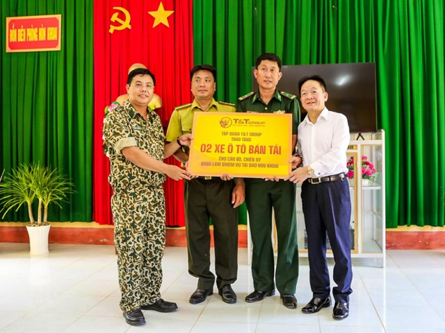 L&atilde;nh đạo tỉnh C&agrave; Mau v&agrave; l&atilde;nh đạo Tập đo&agrave;n T&amp;T Group tặng qu&agrave; cho c&aacute;n bộ chiến sỹ c&aacute;c lực lượng đang l&agrave;m nhiệm vụ tr&ecirc;n đảo H&ograve;n Khoai năm 2021.&nbsp;