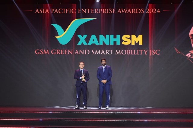 &Ocirc;ng Phạm Thanh T&uacute; - Đại diện Xanh SM (b&ecirc;n tr&aacute;i) nhận giải thưởng Fast Enterprise Award &ndash; "Doanh nghiệp tăng trưởng nhanh" của Hiệp hội Doanh nghiệp Ch&acirc;u &Aacute; - Enterprise Asia