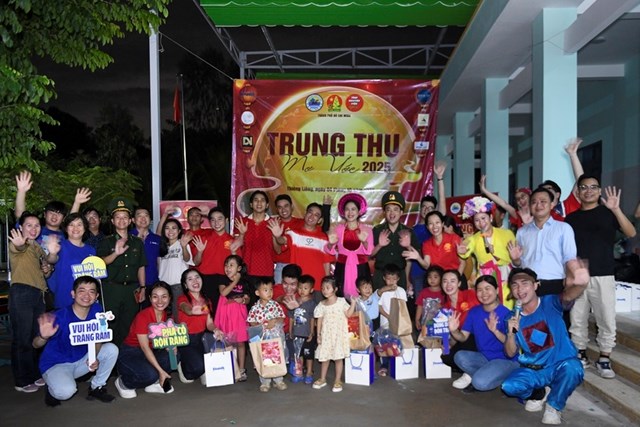 H&agrave;nh tr&igrave;nh y&ecirc;u thương tiếp tục lan tỏa khi Vinamilk c&ugrave;ng c&aacute;c nghệ sĩ, t&igrave;nh nguyện vi&ecirc;n mang h&agrave;ng chục ng&agrave;n sản phẩm dinh dưỡng đến với thiếu nhi đảo Thiềng Liềng (th&agrave;nh phố Hồ Ch&iacute; Minh) trong chương tr&igrave;nh &ldquo;Trung thu mơ ước&rdquo;.