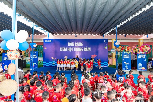 Tại Đ&agrave; Nẵng, c&oacute; một m&ugrave;a trung thu thật đặc biệt đ&atilde; đến với c&aacute;c em nhỏ trường Mẫu gi&aacute;o Ti&ecirc;n L&atilde;nh, x&atilde; L&atilde;nh Ngọc, mang theo h&agrave;ng ng&agrave;n sản phẩm dinh dưỡng, h&agrave;ng ngh&igrave;n bộ dụng cụ học tập, c&ugrave;ng nhiều qu&agrave; b&aacute;nh, những kh&uacute;c ca rộn r&agrave;ng v&agrave; v&ocirc; v&agrave;n t&igrave;nh y&ecirc;u thương từ Vinamilk v&agrave; Quỹ sữa Vươn cao Việt Nam. (Ảnh: Vinamilk).