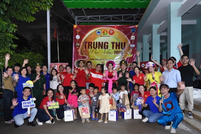 H&agrave;nh tr&igrave;nh y&ecirc;u thương tiếp tục lan tỏa khi Vinamilk c&ugrave;ng c&aacute;c nghệ sĩ, t&igrave;nh nguyện vi&ecirc;n mang h&agrave;ng chục ng&agrave;n sản phẩm dinh dưỡng đến với thiếu nhi đảo Thiềng Liềng (th&agrave;nh phố Hồ Ch&iacute; Minh) trong chương tr&igrave;nh &ldquo;Trung thu mơ ước&rdquo;. (Ảnh: Vinamilk).