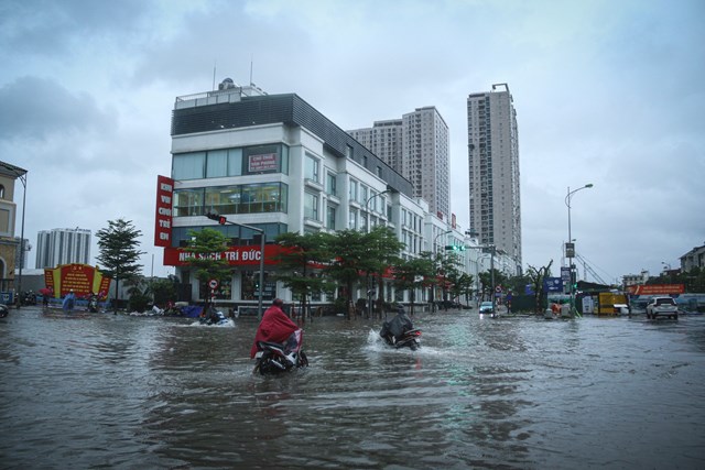 Mưa lớn g&acirc;y ngập lụt ở nhiều tuyến phố tại H&agrave; Nội.