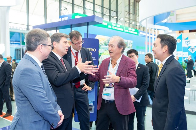 &nbsp;Chủ tịch FIATA Turgut Erkeskin c&ugrave;ng đại diện c&aacute;c hiệp hội, doanh nghiệp... h&agrave;ng đầu thế giới tham quan gian trưng b&agrave;y của Việt Nam SuperPort&trade; tại sự kiện.