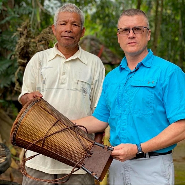 Ph&oacute; Hiệu trưởng Trường Đại học VinUni, GS. David Harrison l&agrave; chuy&ecirc;n gia trong lĩnh vực bảo tồn văn h&oacute;a v&agrave; đ&atilde; đang nghi&ecirc;n cứu về c&aacute;c cộng đồng d&acirc;n tộc để khai th&aacute;c tri thức địa phương tại Việt Nam, chụp c&ugrave;ng Cựu Gi&agrave; L&agrave;ng - A Ben của cộng đồng Ba Na.