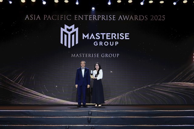 Đại diện Masterise Group nhận giải thưởng Corporate Excellence Award tại lễ trao giải Asia Pacific Enterprise Awards 2025