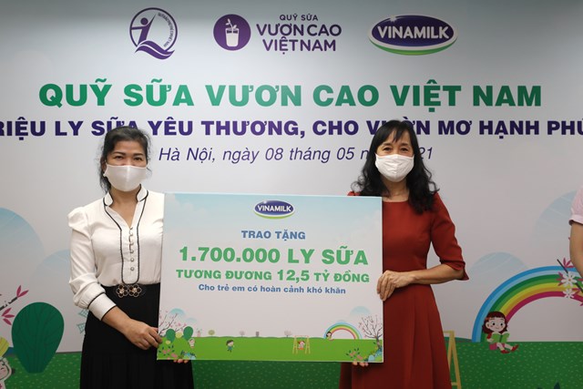 Trong năm 2020 v&agrave; 2021, Vinamilk đ&atilde; trao tặng tổng cộng 3,4 triệu ly sữa, tương đương 25 tỷ đồng th&ocirc;ng qua Quỹ sữa Vươn cao Việt Nam &nbsp;