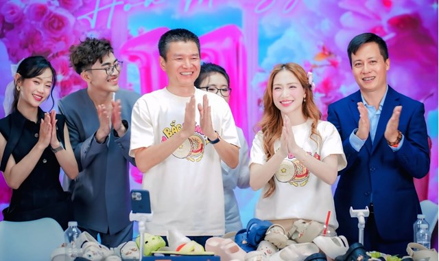 Doanh nh&acirc;n Tạ Văn Th&agrave;nh trong c&aacute;c phi&ecirc;n livestream.