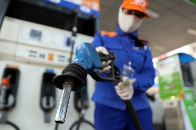 Gi&#225; xăng dầu h&#244;m nay 15/10: Quay đầu giảm mạnh - Ảnh 1