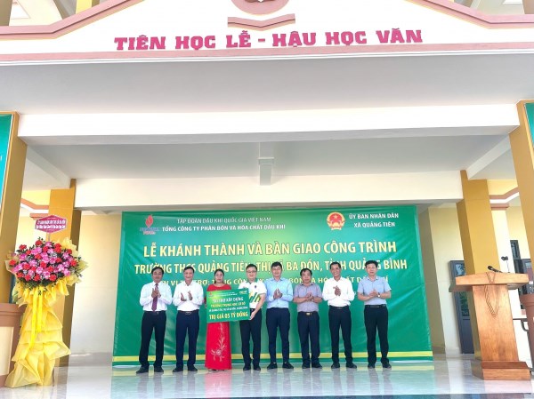 Đại diện PVFCCo trao biển t&agrave;i trợ x&acirc;y dựng Nh&agrave; lớp học v&agrave; chức năng Trường THCS Quảng Ti&ecirc;n (Quảng B&igrave;nh).