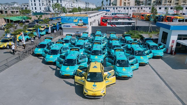 Theo thỏa thuận hợp t&aacute;c, &Eacute;n V&agrave;ng Taxi sẽ mua, thu&ecirc; xe điện VinFast từ Xanh SM, n&acirc;ng tổng số đội xe l&ecirc;n 500 taxi điện trong năm 2024.