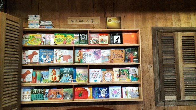 Một góc Tủ sách GELEX dành tặng Thư viện Miệt Vườn (Vĩnh Long). Một góc Tủ sách GELEX dành tặng Thư viện Miệt Vườn (Vĩnh Long).