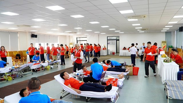 H&agrave;ng trăm CBCNV từ nhiều đơn vị đ&atilde; tham gia hiến m&aacute;u tại C&ocirc;ng ty CP Thiết bị điện (Đồng Nai) v&agrave;o ng&agrave;y 27/6/2025.
