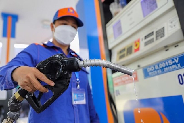 Gi&#225; xăng dầu h&#244;m nay 17/10: Tr&#225;i chiều xăng tăng, dầu giảm - Ảnh 1