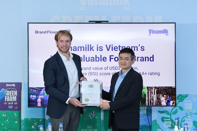 &Ocirc;ng Nguyễn Quang Tr&iacute; &ndash; Gi&aacute;m đốc điều h&agrave;nh Marketing Vinamilk &ndash; nhận chứng nhận Top 100 thương hiệu gi&aacute; trị nhất Việt Nam từ đại diện Brand Finance (Ảnh: Nguyễn Ho&agrave;ng).