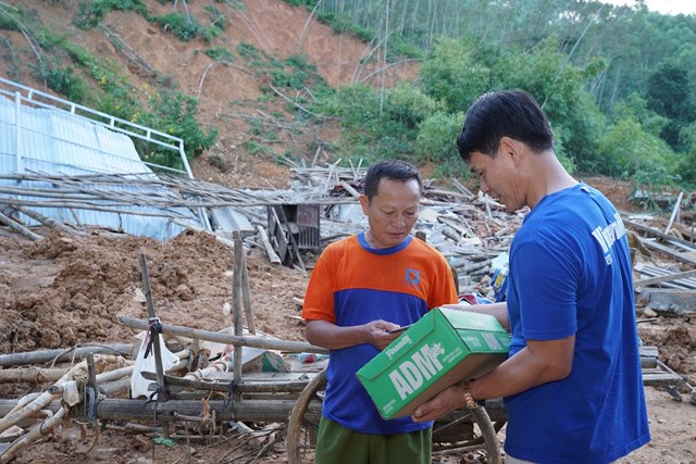 &Ocirc;ng N&ocirc;ng Văn Chiến, x&atilde; Thiện T&acirc;n, tỉnh Lạng Sơn trước căn nh&agrave; đổ n&aacute;t nhận sự sẻ chia từ &ocirc;ng Phạm Tuy&ecirc;n &ndash; Gi&aacute;m đốc chi nh&aacute;nh H&agrave; Nội, Vinamilk. Ảnh: Tịnh Kh&ocirc;ng