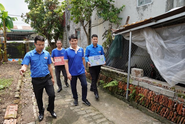 Đo&agrave;n Vinamilk gửi tặng những sản phẩm dinh dưỡng cho người d&acirc;n tỉnh Ninh B&igrave;nh, gh&eacute; thăm những gia đ&igrave;nh chịu ảnh hưởng nặng nề sau b&atilde;o lũ. Ảnh: Tịnh Kh&ocirc;ng